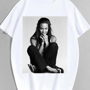 Tricou Angelina Jolie în pantaloni